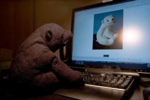 « Comment vous vous connaissez ? » On pose souvent la question aux couples. Car une rencontre, c’est souvent franchir une distance. C’est briser cet écart entre celle ou celui avec qui nous aimerions entamer une relation. De nouvelles approches spatiales seraient possibles avec l’intelligence artificielle. Non sans risques. La multiplication des applications de rencontres, très spécialisées, est un fait lié à l’usage des algorithmes censés maximiser les chances d’une compatibilité. À la télévision, les couples sont tout émoustillés de tenir leur histoire d’une simple application. Incongru ? Que ceux qui ont connu les « Chéri je t'aime » de Libé dans les années 1970 se rappellent qu’elles n’étaient qu’une version plus poétique que celles, célèbres, du Chasseur français. En 2021, les applications tendent la perche des uns aux autres à partir d’une histoire qui a commencé aux États-Unis il y a 30 ans. Leurs utilisateurs se compteraient en dizaines de millions dans le monde. Mais surtout, les sites se sont spécialisés : tout peut devenir un indicateur croisé avec des dizaines d’autres. Bouddhiste, végan, violoniste, cinéphile… sont multipliables à l’infini. La séduction joue à plein chez ceux qui rêvent d’un alter ego. Mieux que les petites annonces classiques, celles moulinées par les algorithmes sont censées offrir des réponses plus fines ? Les contraires « qui s’attiraient » vont-ils « matcher » (ce qui veut dire aller ensemble) ? Le moulinage en question, en sociologie, on le pratique souvent comme un tri. Rencontrer une femme blonde diplômée ou un homme de type asiatique de moins de quarante ans, c’est déjà trier. Que peut faire l’intelligence artificielle ? Sur Meetic, un robot qui s’appelle Lara vous fait la conversation et peut même vous suggérer des idées de conversation, voire des sujets à aborder lors de votre première rencontre. Mon collègue, le philosophe Jean-Michel Besnier raconte son étonnement à voir des couples sur la série Black Mirror à qui on prédit la date de leur future séparation et se « bouleverser de voir à quel point il y a de la prémonition dans ces scénarios qui sont des extrapolations de choses qui existent déjà ». Ces services ne donnent-ils pas l’illusion du choix ? Car finalement, si nous pouvons échouer, nous pouvons aussi aller contre notre destin. « L’utilisation de ces services montre une désaffection pour le hasard. Vouloir maîtriser la rencontre, c’est presque un non-sens car elle implique la surprise, l’inattendu », pour Jean-Michel Besnier. Et la distance émotionnelle ? Cette approche rejoint celle d’une autre collègue, Laurence Devillers, spécialiste d’informatique appliquée aux sciences humaines et sociales, qui se demande comment l’intelligence artificielle investit toujours plus la sphère de l’intime pour le meilleur et pour le pire. Cela n’est possible que parce que les algorithmes exploitent nos données fournies par nos requêtes sur internet : goûts, situation personnelle, intimité permettant des profilages plus fins, jusqu’à notre personnalité et nos émotions. Auteure en 2020 d’un livre sur les robots émotionnels, Laurence Devillers explique qu’on sait développer des machines analysant les comportements de personnes en interaction, s’ils rient ou parlent, s’ils sont tristes ou joyeux. D’où une plus grande « précision » algorithmique sur la compatibilité amoureuse. « Mais que signifie ce pronostic qui relève davantage de l’horoscope que de la science ? Que veut dire détecter l’amour ? Est-ce identifier une certaine attirance ? un respect mutuel ? un partage ? Nous sommes bien plus complexes que cela », se demande-t-elle ? Source : Rencontres.org Pour lors, les plus performants systèmes de reconnaissance des émotions font encore beaucoup d’erreurs, même quand il s’agit d’émotions simples comme la joie, la colère ou la peur. Ils ne parviennent pas à capter la diversité et la complexité des émotions. Comment en serait-il autrement lorsqu’au Japon l’émotion se masque et qu’au Brésil ou en Italie, elle se surjoue ? Sans compter qu’on peut pleurer de joie… Pleurer ne permet pas d’affirmer qu’on est triste. La nouveauté est que les systèmes des GAFA (Alexia, Google home, Cortana, Siri…) capturent beaucoup de données émotionnelles, « tel ce bracelet connecté qui analyse vos paroles pour vous dire si vous êtes plutôt triste, joyeux ou en colère. » Ces données audio vont donner aux machines l’occasion de s’entraîner pour aller plus loin. Jusqu’où aller ? Car l’IA pour les rencontres amoureuses, ce sont des problèmes éthiques. Comment imaginer que celles et ceux qui se rencontrent aient les mêmes tendances, les mêmes intérêts ? Où est le brassage ? Le hasard ? Sans compter qu’une machine ne peut pas être responsable de ce qu’elle dit, car elle n’a pas d’intention propre, elle n’a pas le sens de ce qu’elle dit. Le risque est que nous ne puissions plus décrypter le vrai du faux donné par la machine. À quoi pourraient ressembler nos « amis machines » ? Ces « anges gardiens pleins de sollicitude à qui nous prêtons des capacités humaines pourraient utiliser nos biais cognitifs pour nous manipuler » se demande Laurence Devillers. Il faut saisir le Comité national pilote d’éthique du numérique pour lui signaler qu’on doit anticiper certains comportements des machines, se demander si elles respectent nos libertés et nos droits. Si nous devons nous diriger une société où l’IA et l’intelligence émotionnelle sont actives, les citoyens doivent savoir à quelles dérives ils sont exposés. Pour nous suivre sur Facebook : https://www.facebook.com/geographiesenmouvement